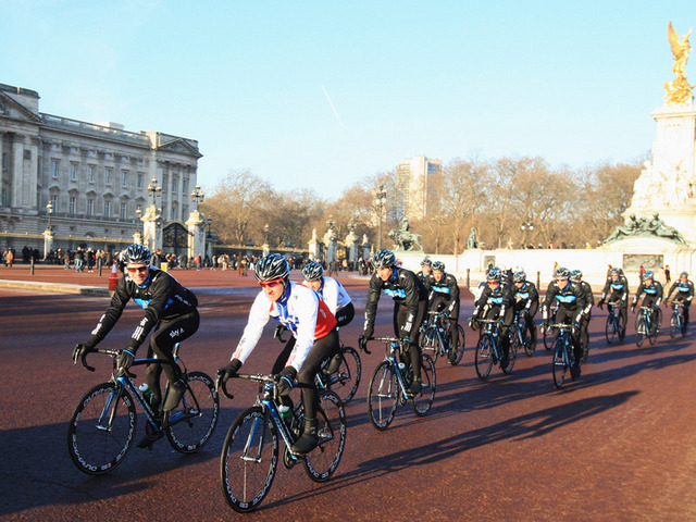 Team Sky ride past Buckingham Palace.jpg