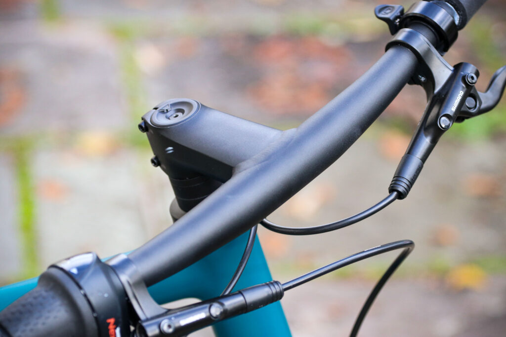 Canyon Commuter 5.0 – bars 2.jpg