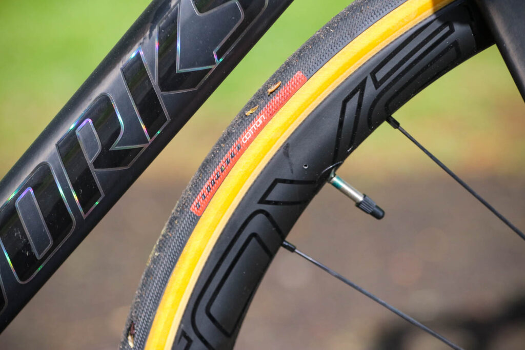Specialized Roubaix – tyre.jpg