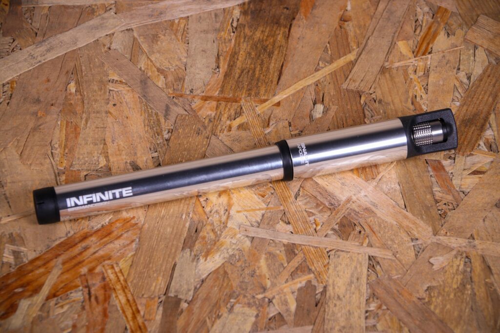 Birzman Infinite Apogee Road Silver with CO2 – pump.jpg