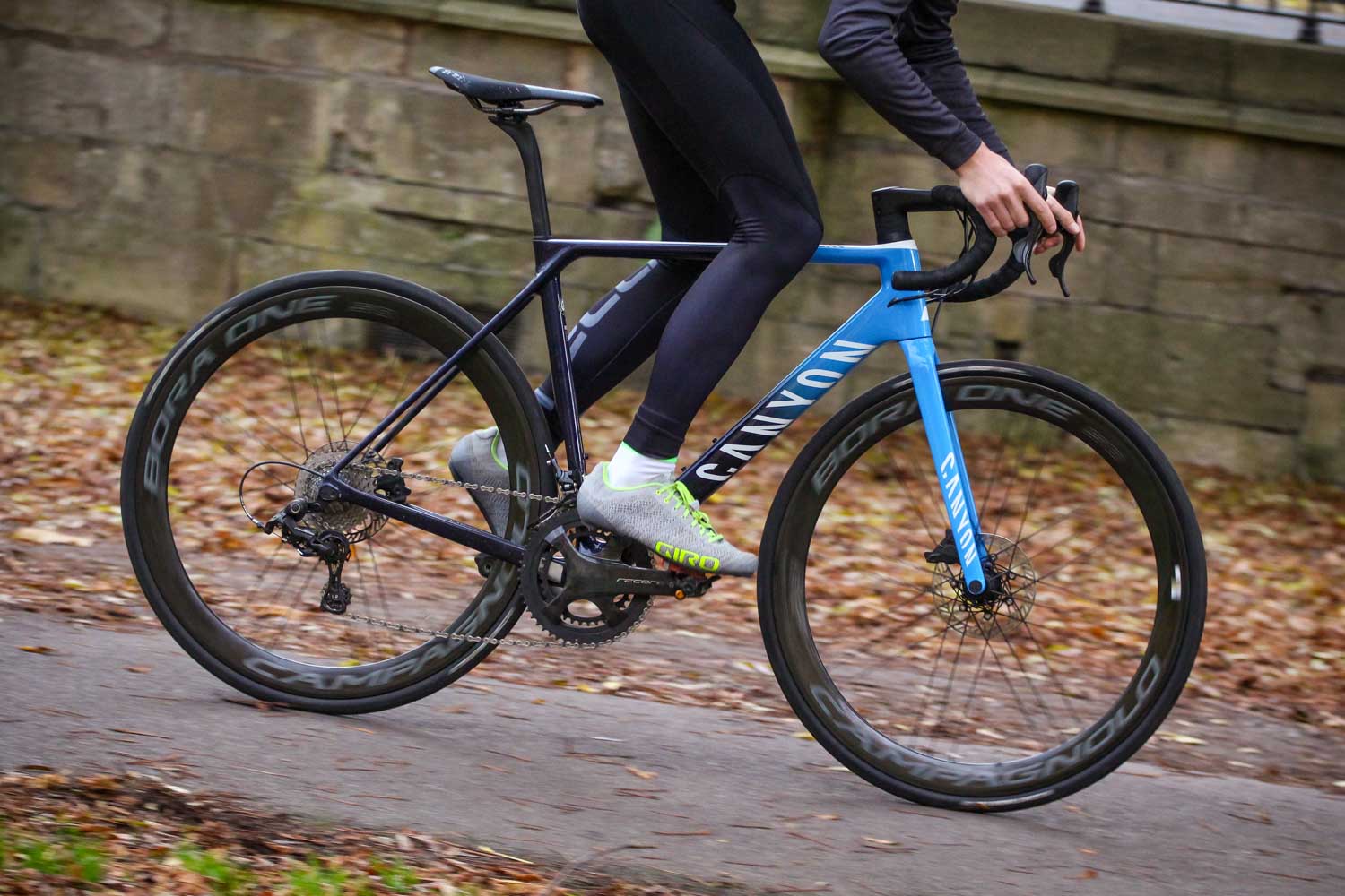 Canyon Ultimate CF SLX Disc 9.0 Movistar – riding 1