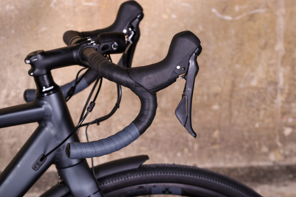 Cube Nuroad FE – bar and shifter.jpg