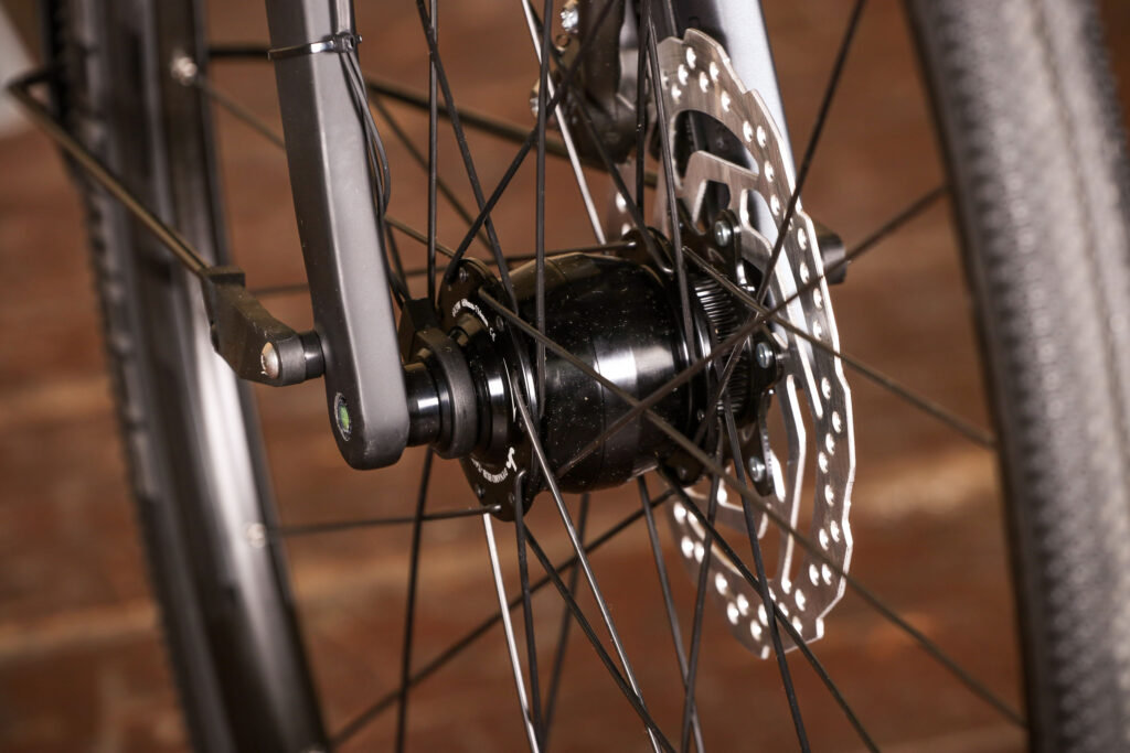 Cube Nuroad FE – front dynamo hub.jpg