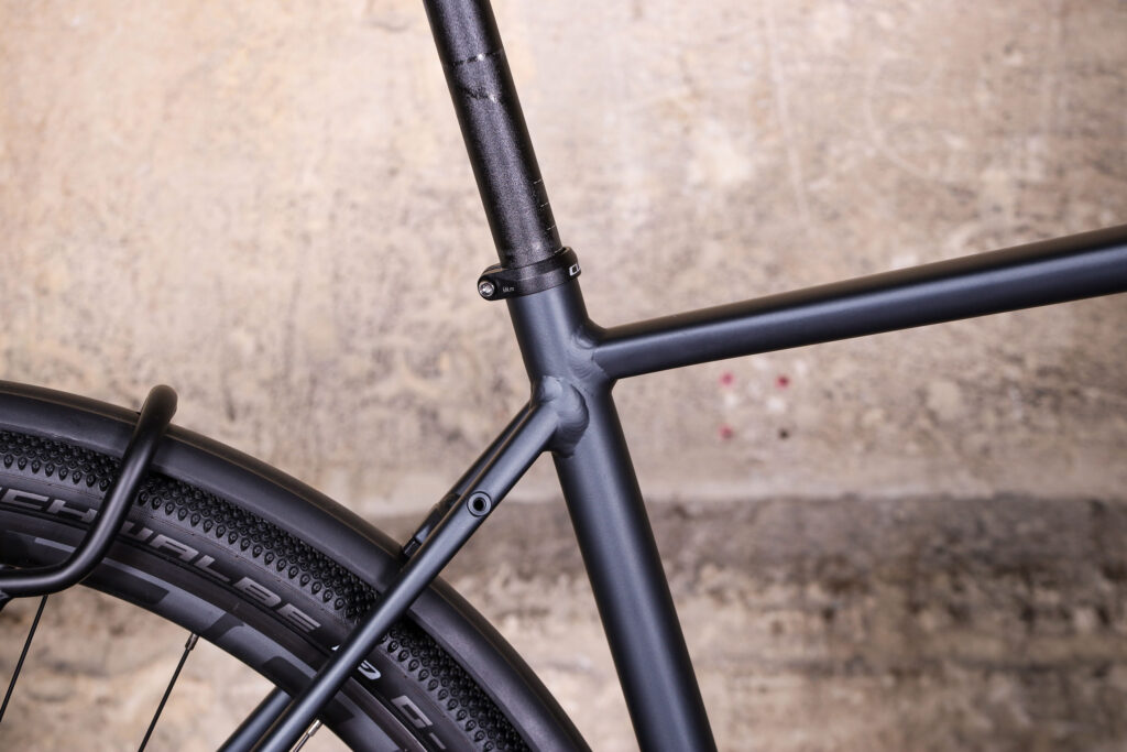 Cube Nuroad FE – seat tube junction.jpg