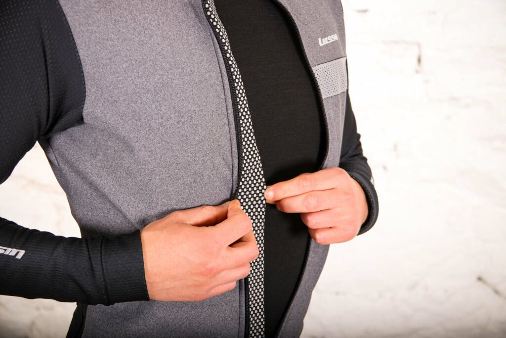 Lusso 50 Shades Thermal Jacket – wind flap.jpg