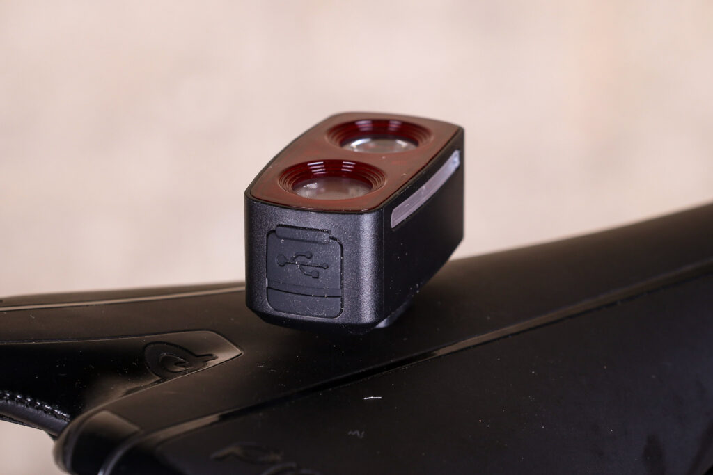 Giant Recon TL 200 – USB charging port.jpg