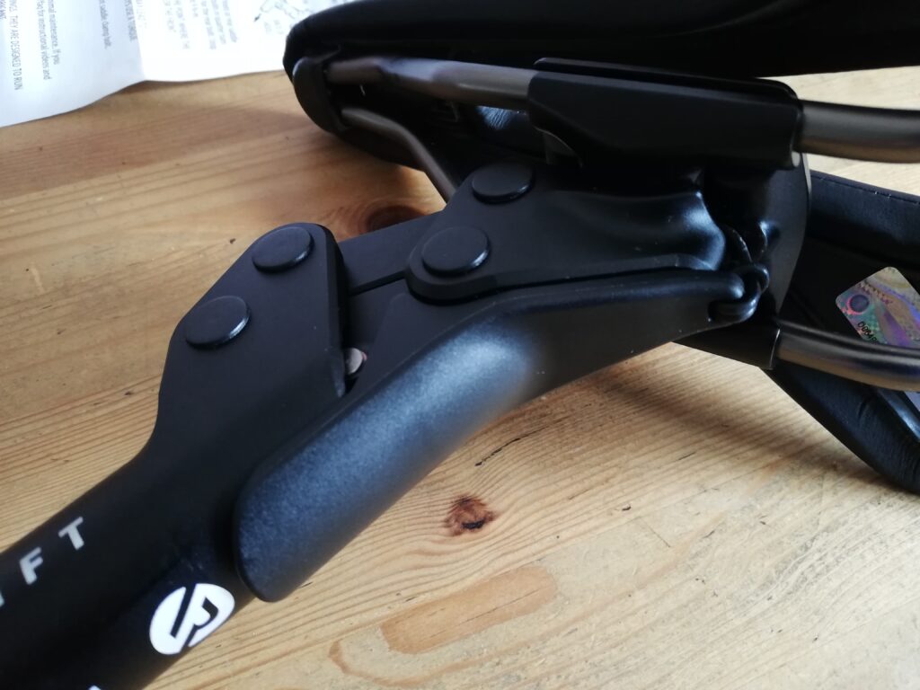 Redshift_ShockStop_Suspension_Seatpost_Fender_Closed.jpg