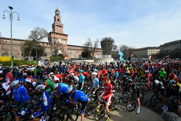 Milan-Sanremo start (LaPresse – D’Alberto, Ferrari).jpg