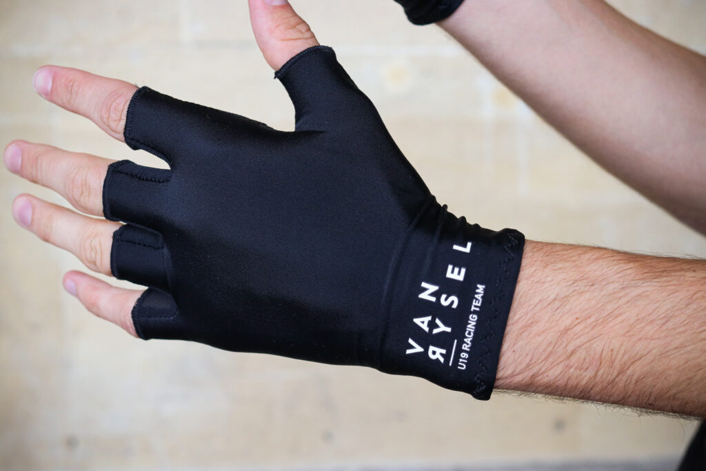 Van Rysel RoadR 900 gloves – back of hand.jpg