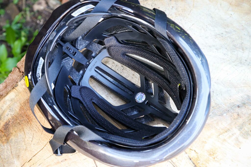 2020 Giro Agilis MIPS helmet – inside.jpg