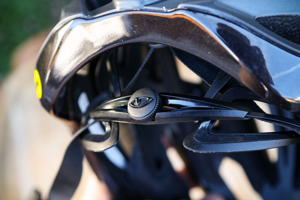 2020 Giro Agilis MIPS helmet – tension system.jpg