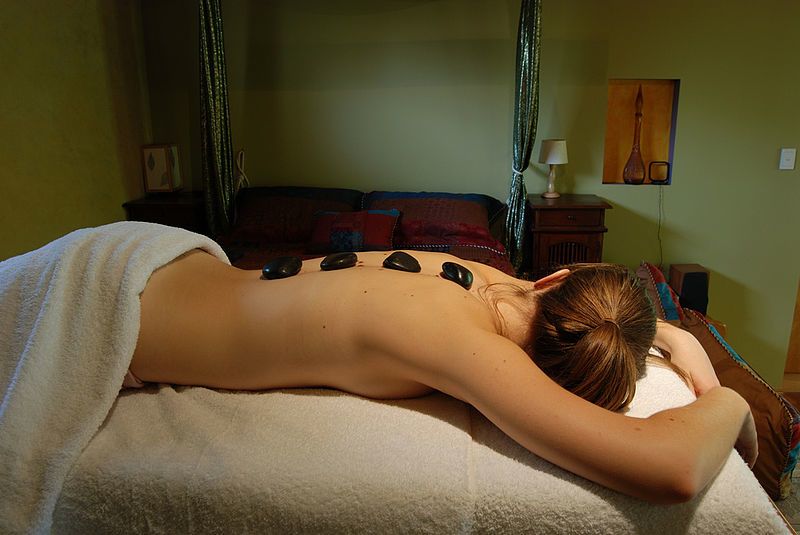 800px-Hot_Stone_Massage_at_Witches_Falls_Cottages