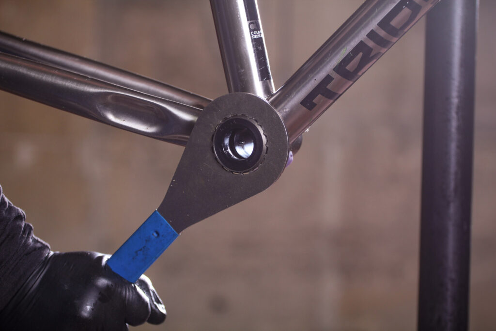 How to fit a crankset 07