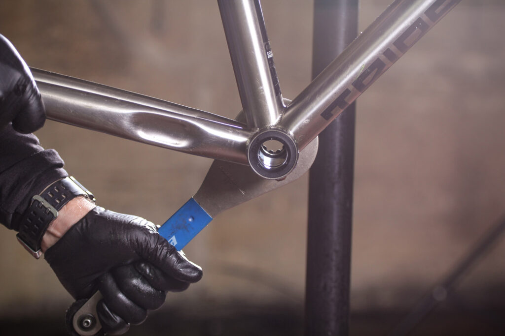 How to fit a crankset 08