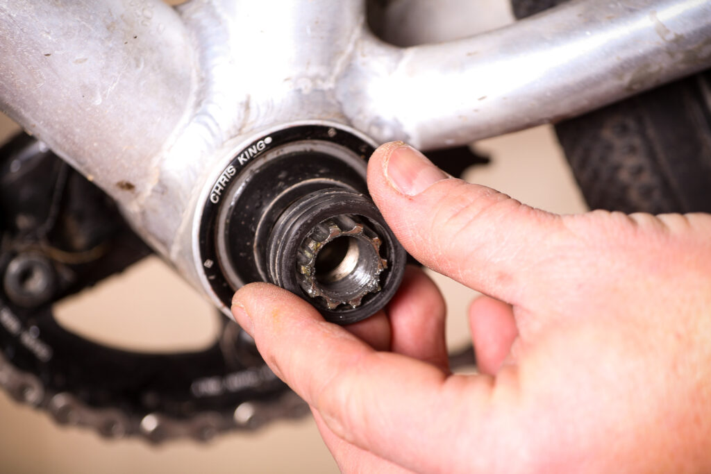 How to remove pressfit bottom bracket bearings 03