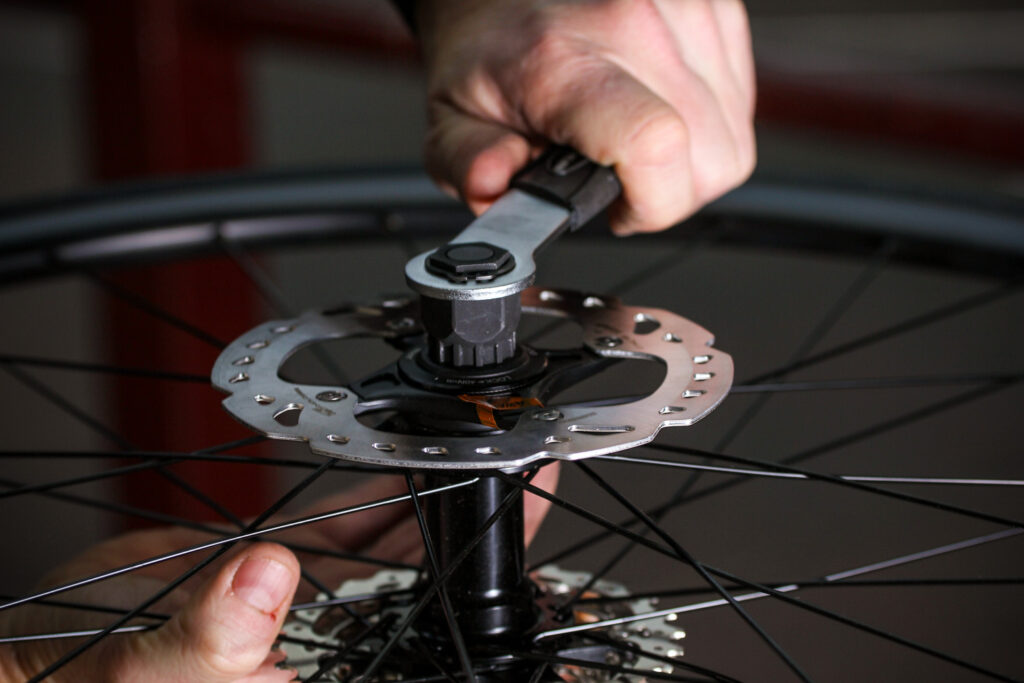 How to fit disc rotors 09