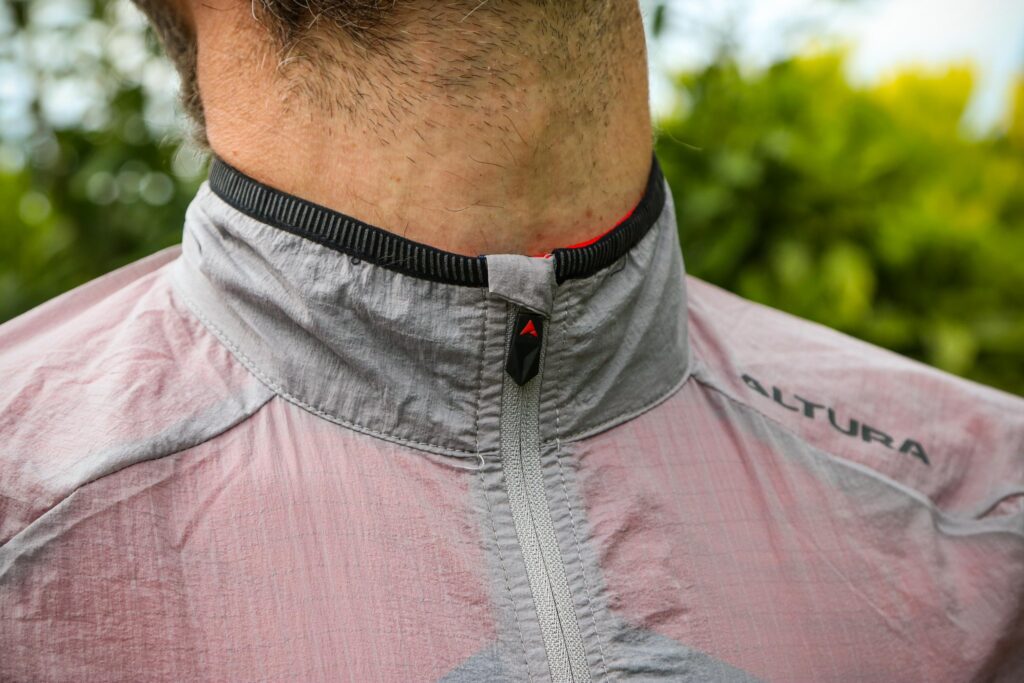 2020 Altura Airstream windproof jacket – collar.jpg