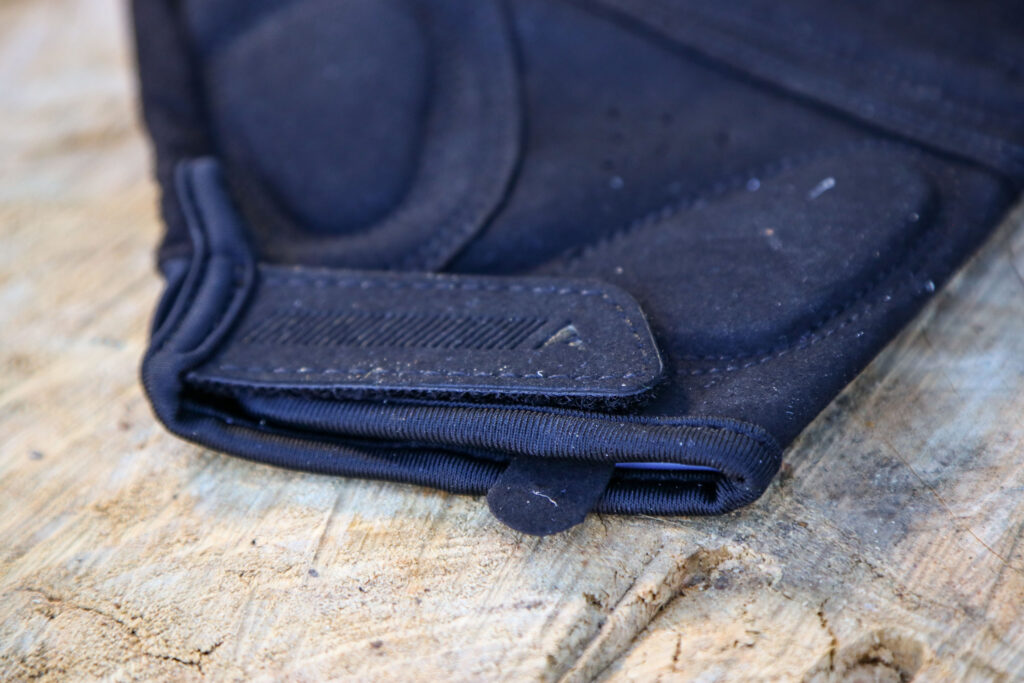 2020 Altura Club mitt – wrist strap.jpg