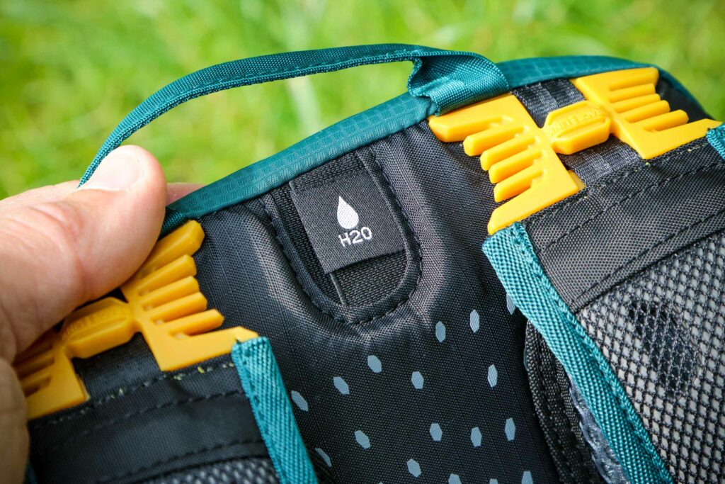 2020 Evoc CC Performance back pack – hydration pack detail.jpg