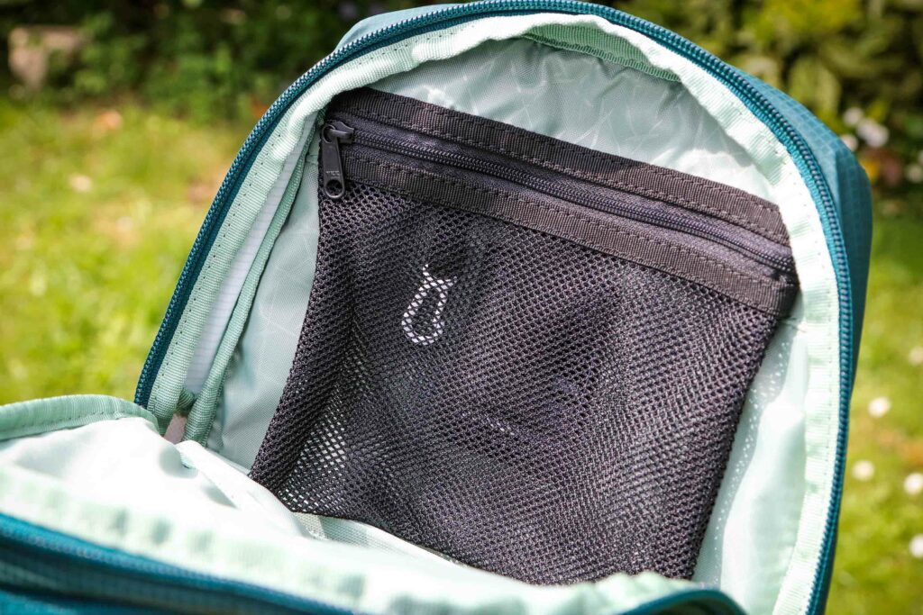 2020 Evoc CC Performance back pack – pocket inside.jpg