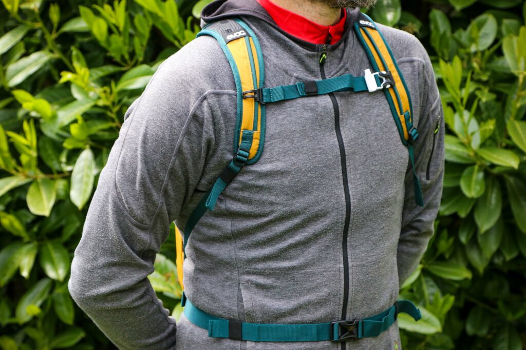 2020 Evoc CC Performance back pack – straps.jpg