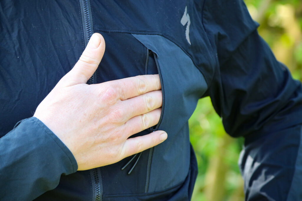 2020 Specialized Deflect Jacket with SWAT – chest pocket.jpg