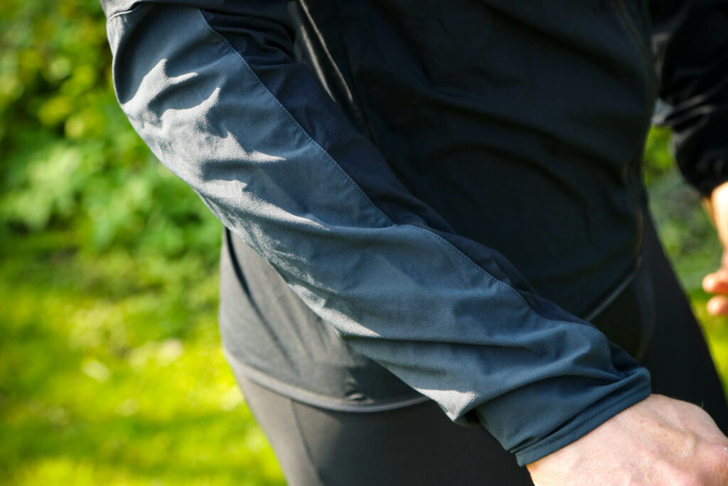 2020 Specialized Deflect Jacket with SWAT – sleeve.jpg