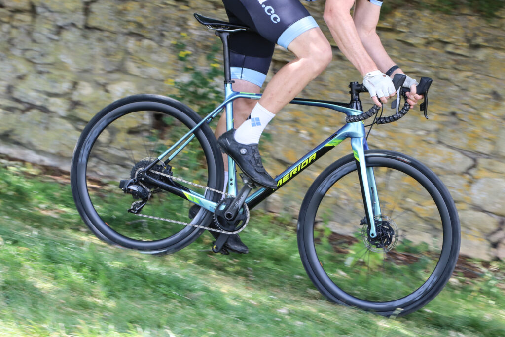 Merida Mission CX Firce Edition riding-4.jpg