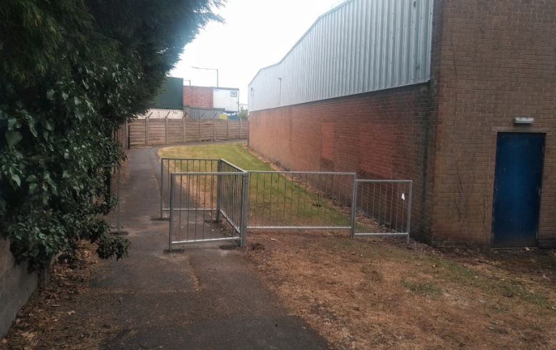 sutton coldfield pedestrian barrier – via sutton coldfield police on twitter.PNG