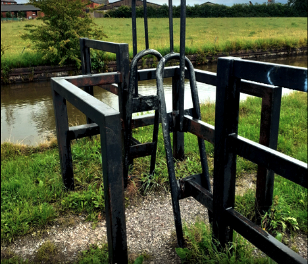 towpath torture device barrier light – via Big Nick on twitter.PNG