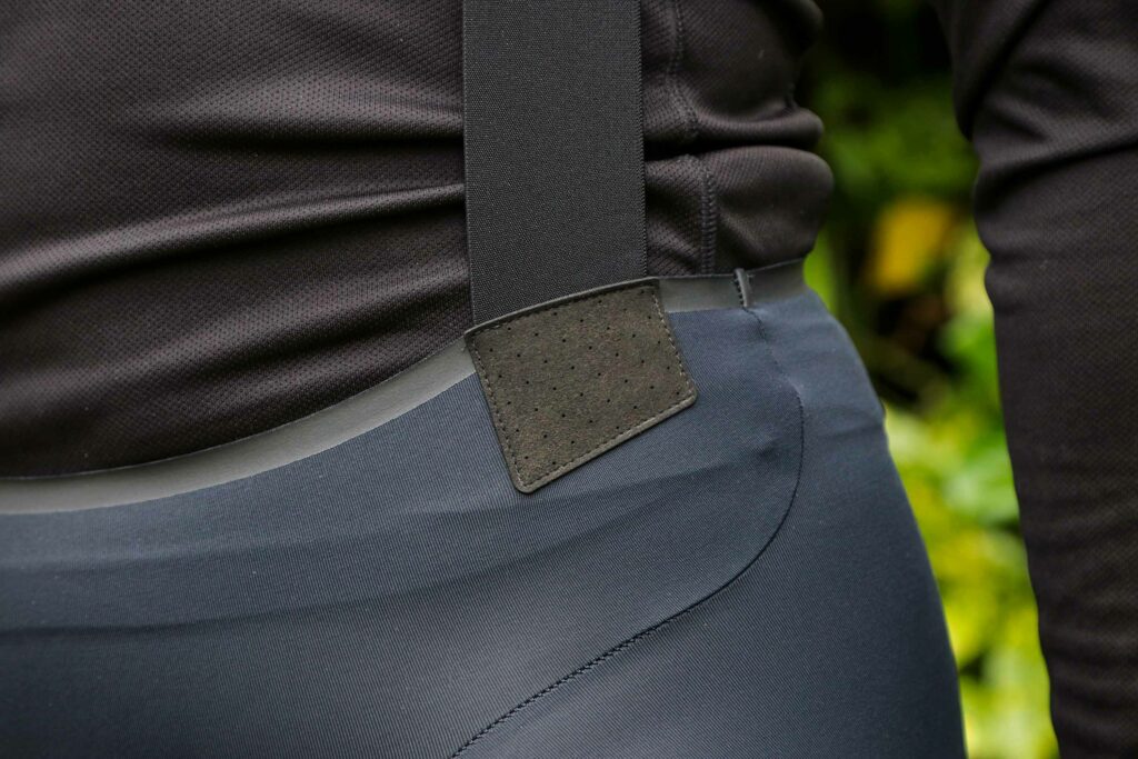 2020 Assos DYORA RS Summer Bib Short – strap detail.jpg