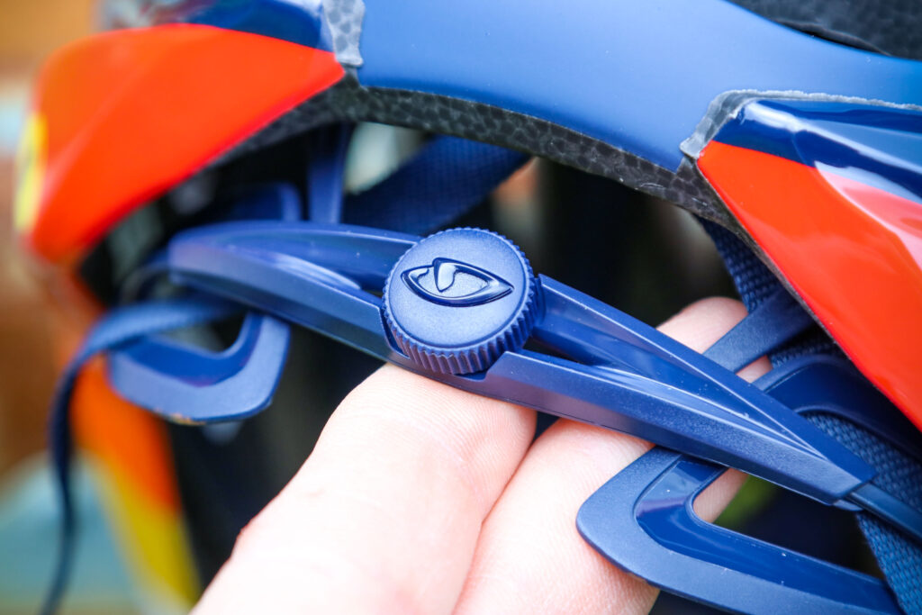 2020 Giro Syntax MIPS helmet – tension system.jpg