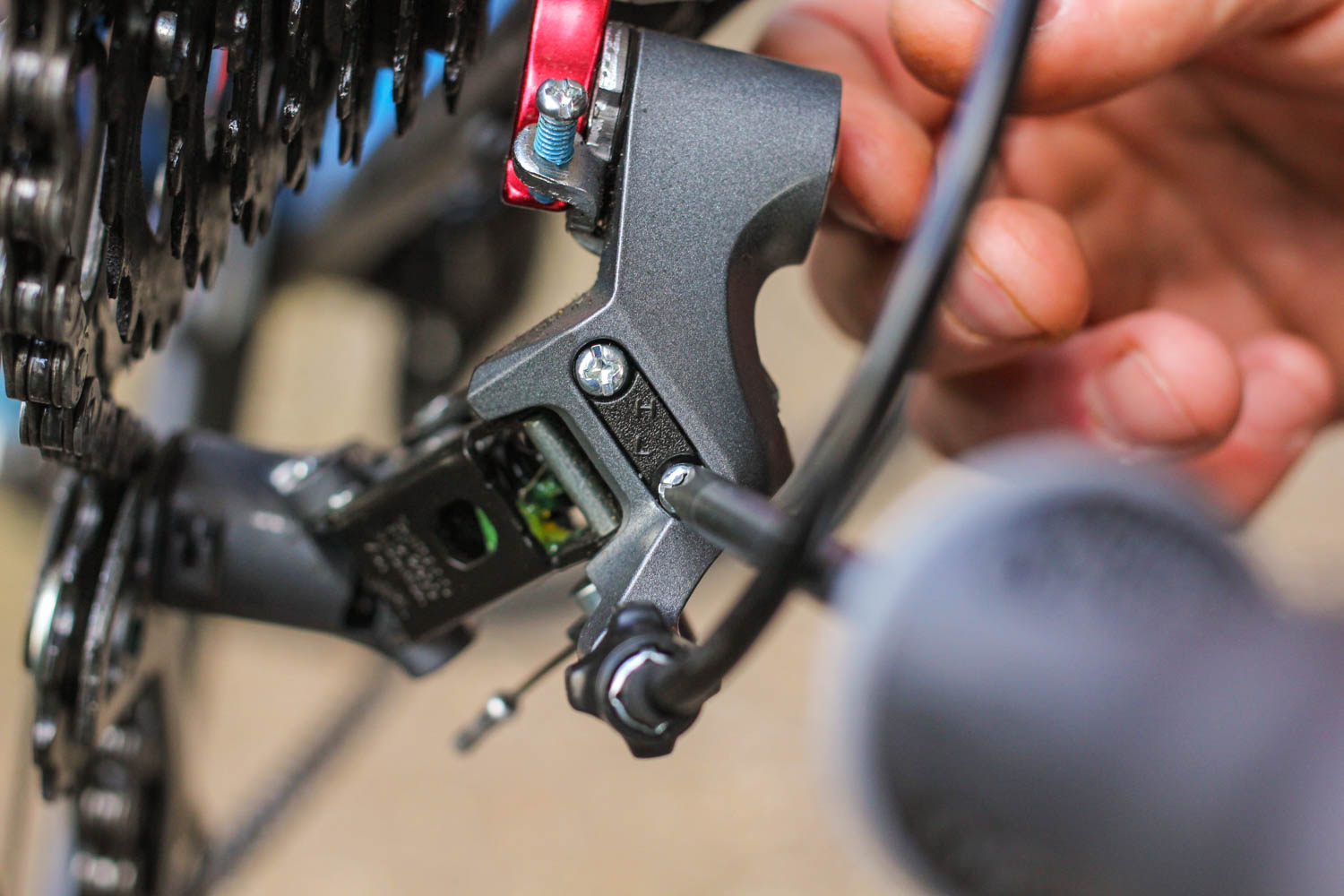 How to adjust an indexed rear derailleur 08