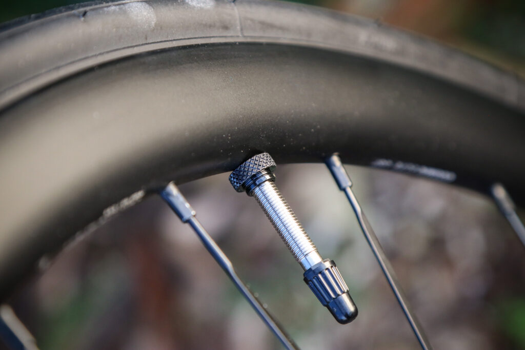 2020 Mavic Cosmic Elite UST Disc wheelset – valve.jpg
