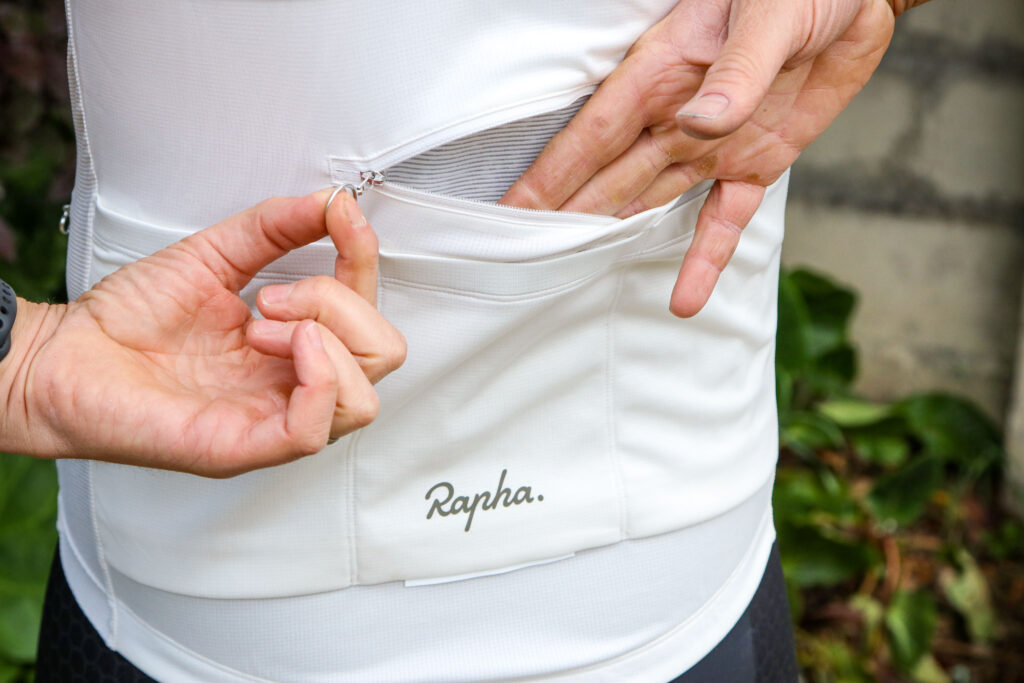 2020 Rapha Brevet Lightweight Jersey – large back pocket.jpg