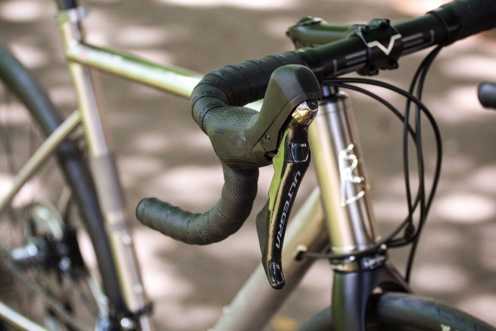 2020 Ribble Endurance Ti Disc Enthusiast – bar and shifter.jpg