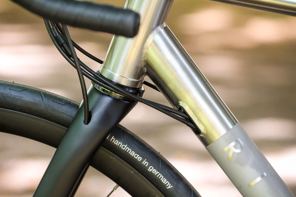 2020 Ribble Endurance Ti Disc Enthusiast – cable routing.jpg