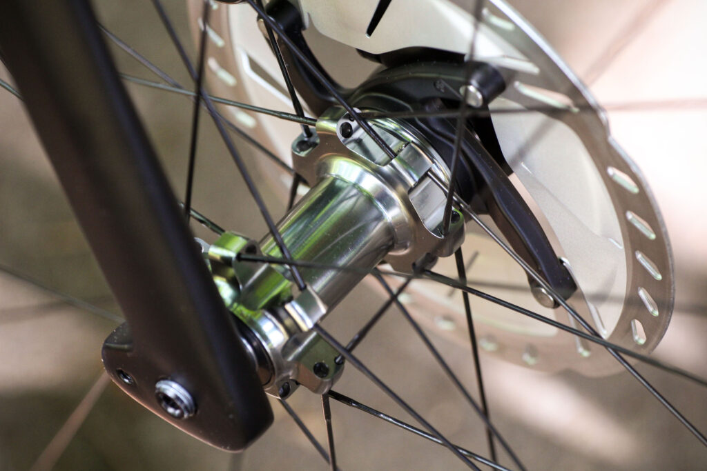 2020 Ribble Endurance Ti Disc Enthusiast – front hub.jpg