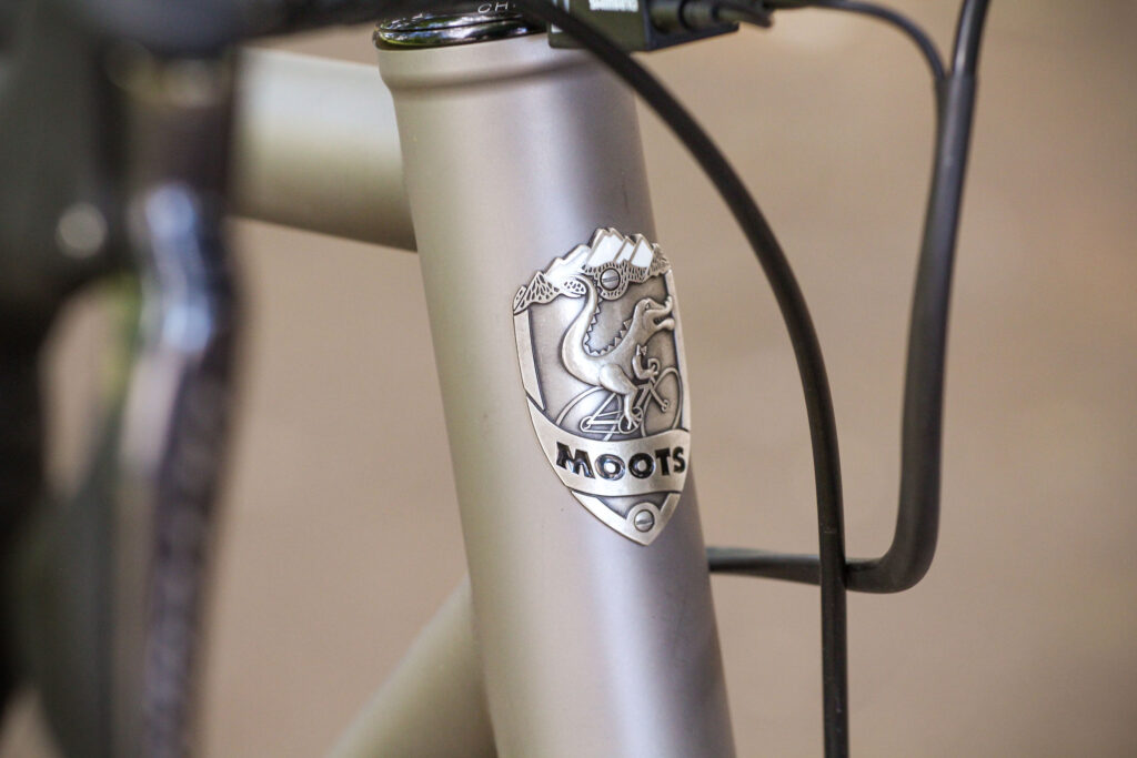 2020 Moots Vanmoots Disc RSL – head tube badge.jpg