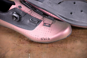 Fizik Tempo Overcurve R4 Iridescent shoes – toe.jpg