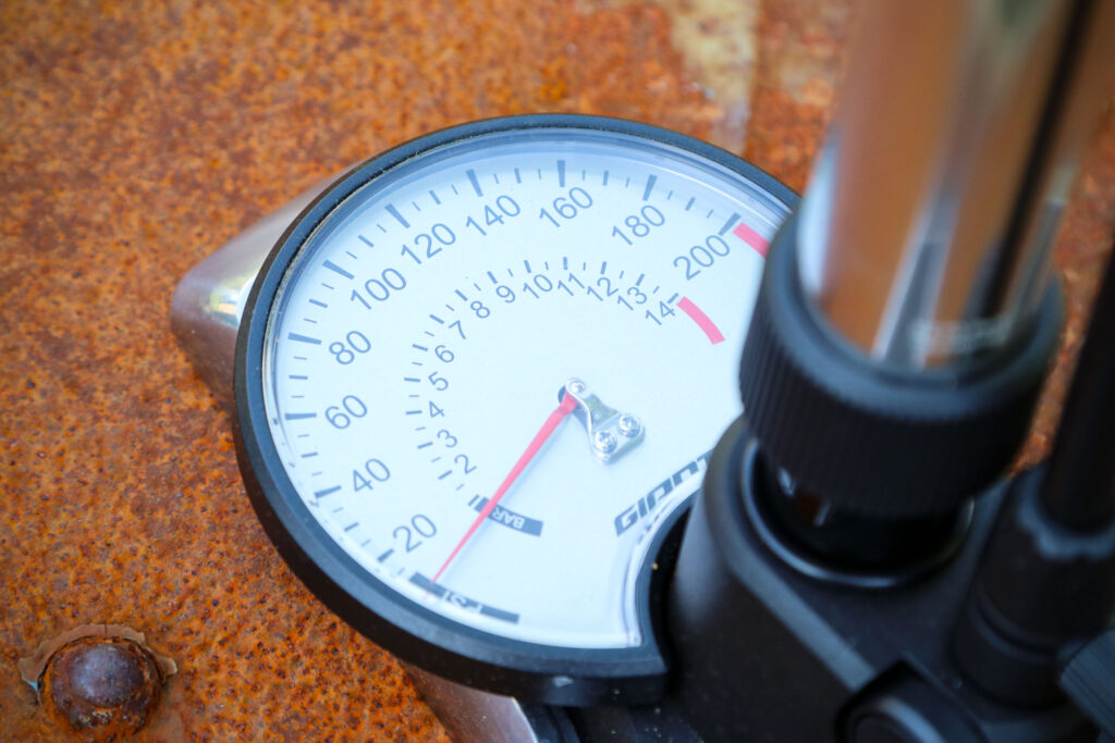 2020 Giant Control Tower Boost track pump – gauge.jpg