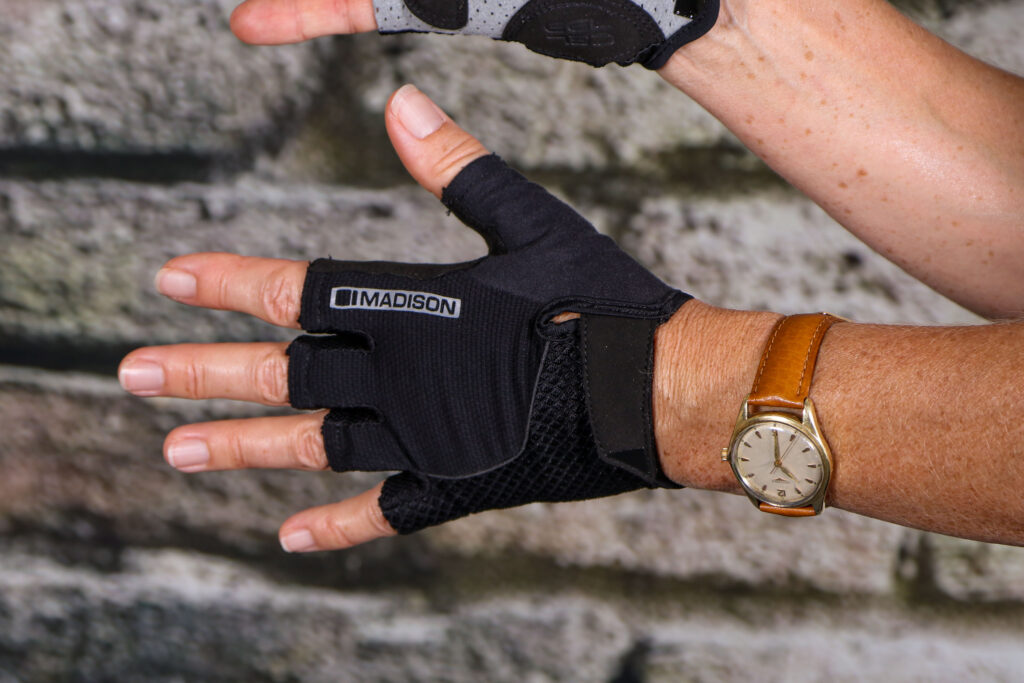 2020 Madison Sportive Women’s Mitts – back.jpg