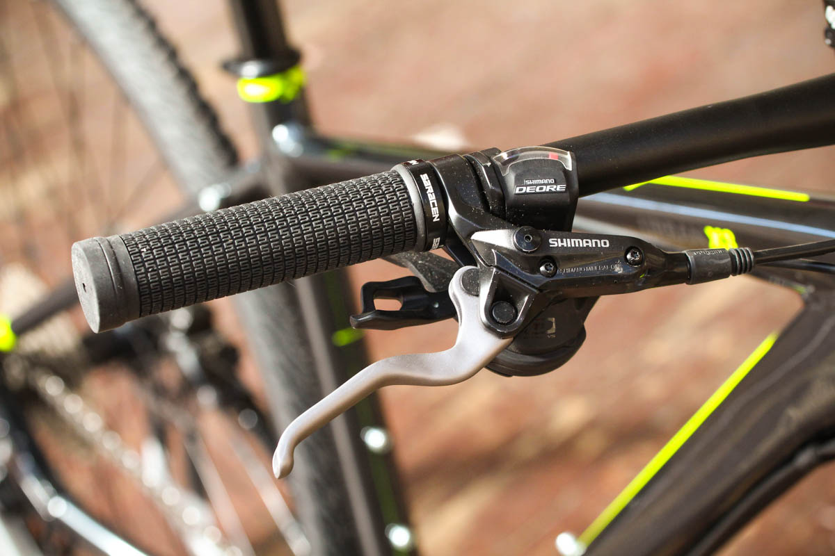 Saracen Urban Cross 3 &ndash; grips and lever