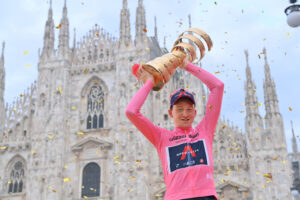 Tao Geoghegan Hart with the Giro d’Italia trophy (picture LaPresse, RCS Sport)