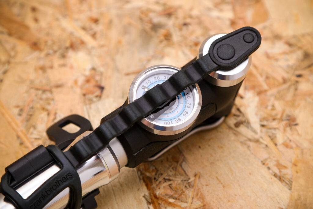 2020 Crankbrothers Sterling Short hand pump with gauge 3.jpg