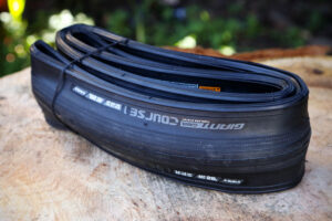 2020 Giant Gavia Course 1 tubeless tyre.jpg
