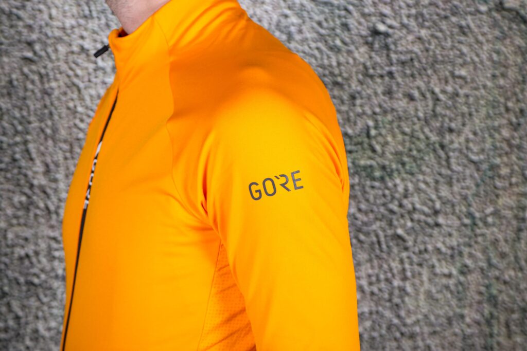 2020 Gore C5 Thermo Jersey – shoulder.jpg