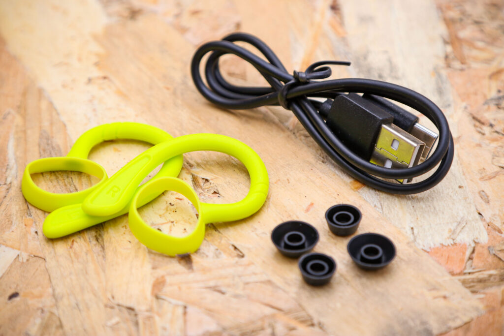 2020 HolyHigh Wireless Earbuds – accessories.jpg