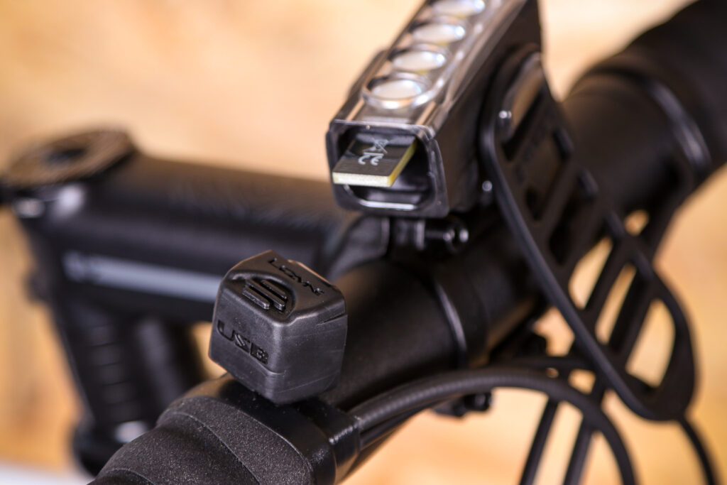 2020 Lezyne Strip Drive 400 – USB port.jpg