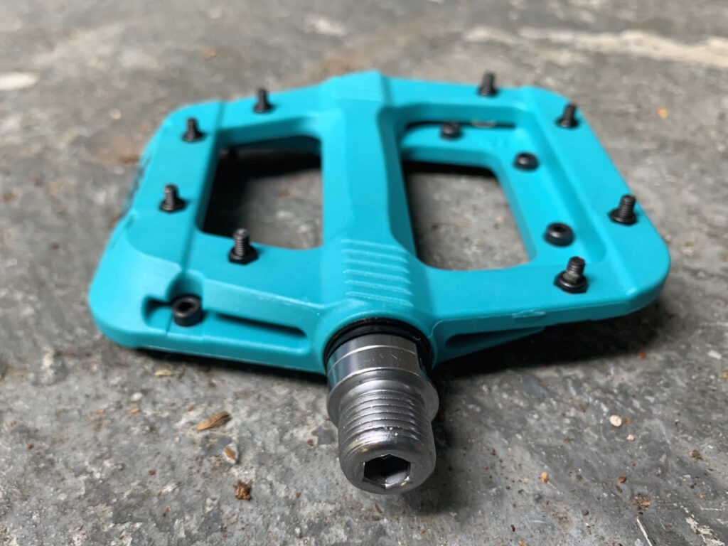 2020 RaceFace Chester flat pedals pedal spindle.jpg